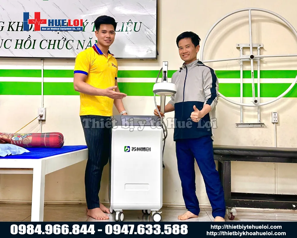 Bàn giao máy vi sóng trị liệu cho phòng khám